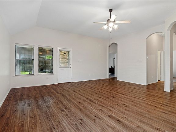 4th image of 609 Lake Point Dr