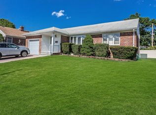 9 Center Dr, New Hyde Park, NY 11040