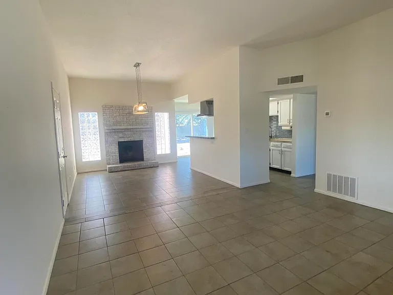 10501 Delicado Pl NE — Photo 4