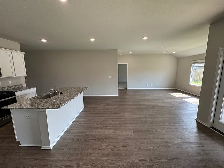 2705 Spring Creek St — Photo 9