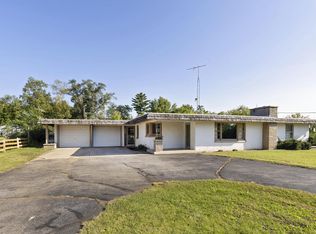 W6054 Hackbarth Rd, Fort Atkinson, WI 53538