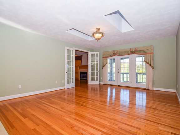 5th image of 98 Magnolia Ln