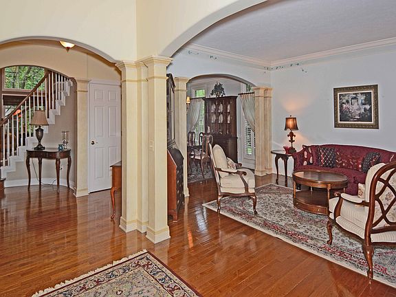 4th image of 1560 Barclay Blvd