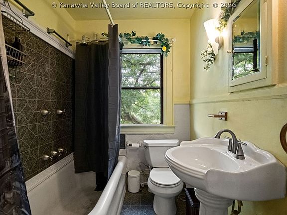 27th image of 359 Fairview Dr