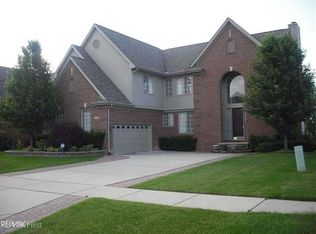 1402 Ross Ln, Rochester, MI 48306