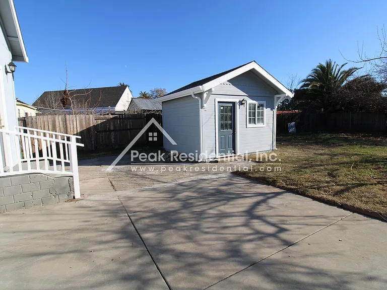 1042 Las Palmas Ave — Photo 28