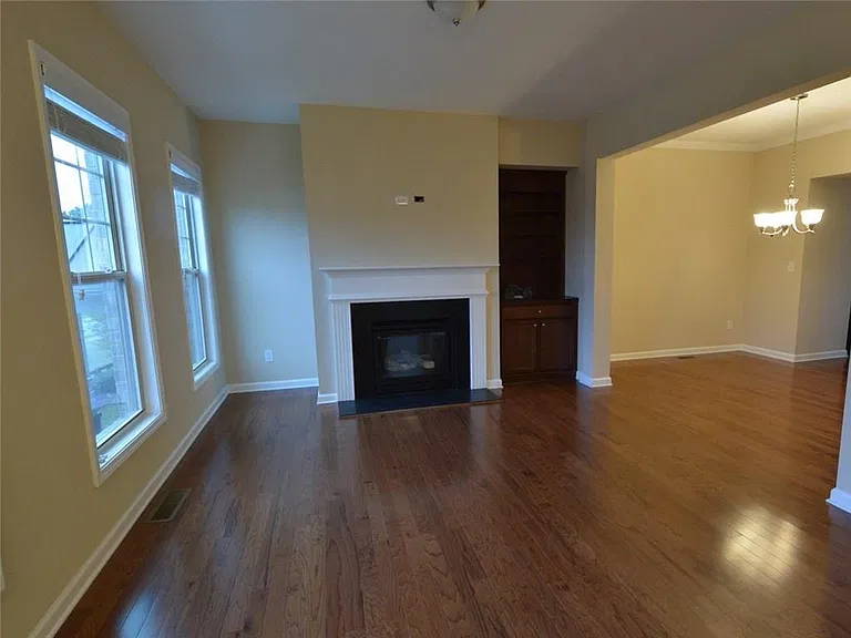 631 Greencrest Ln — Photo 3