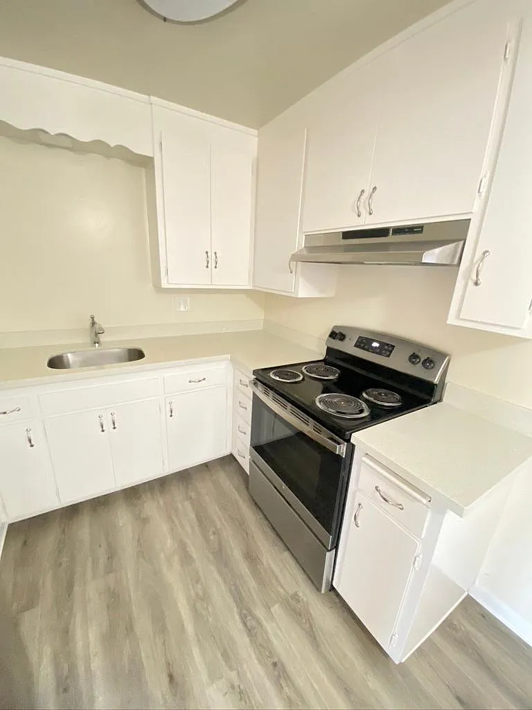 2 bed, 750 sqft, $2,985 — Photo 1