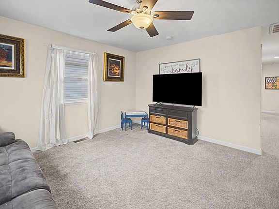 5th image of 907 Rowe St