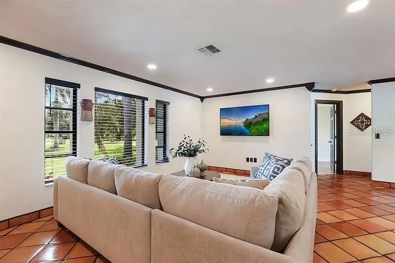 3 bed, 2.0 bath, 1682 sqft, $3,000 — Photo 2