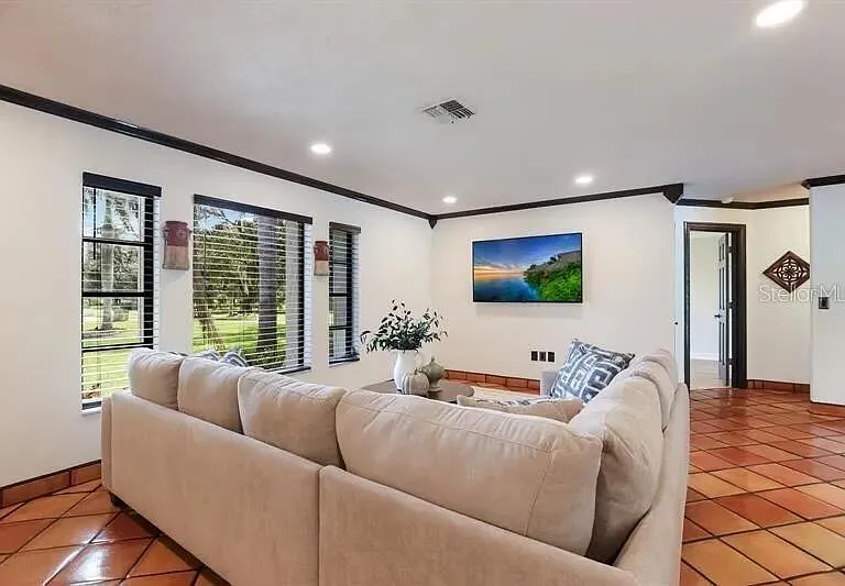 2077 Racimo Dr — Photo 2