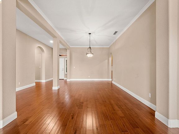 3rd image of 320 Riverwood Ln
