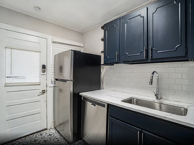 712 W 38th St. — Photo 12