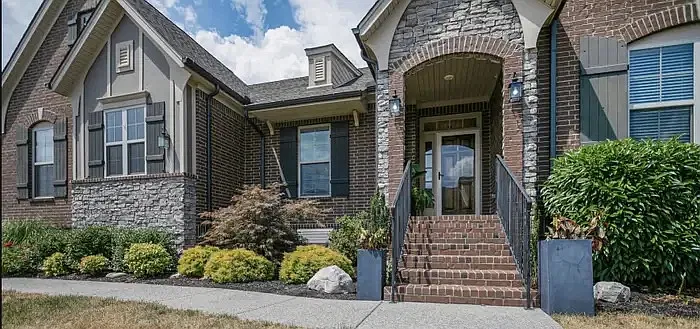 3 bed, 3.5 bath, 3850 sqft, $6,000 — Photo 1