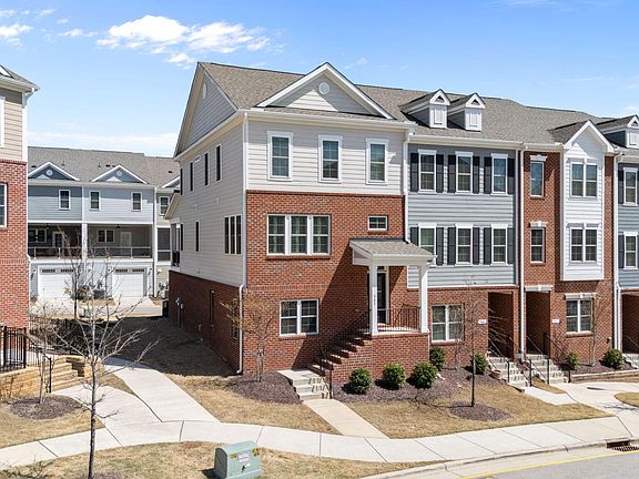 2nd image of 527 Gateway Townes Blvd
