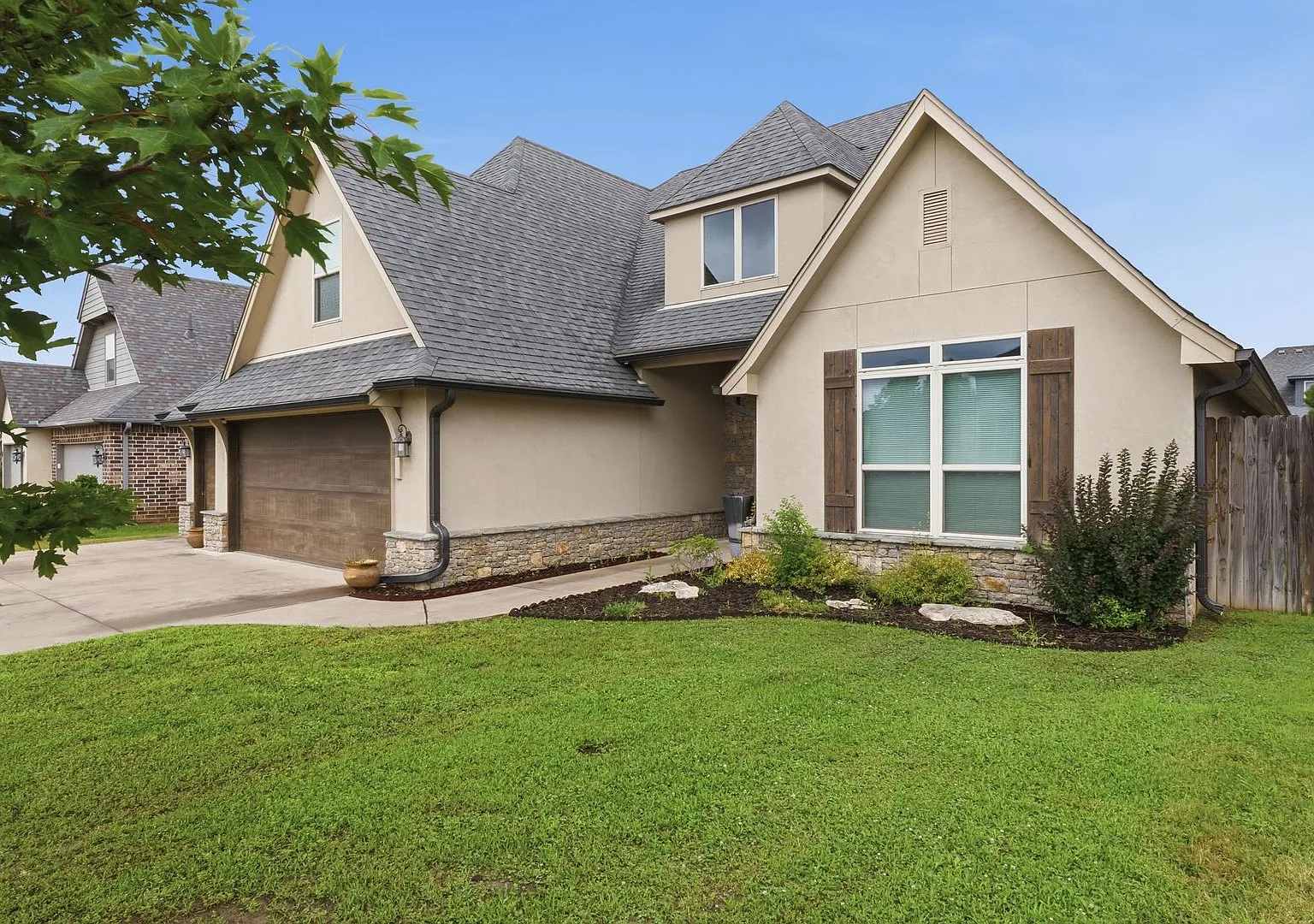 Executive Home In Highly Desired Yorktown Neighborhood. — Photo 3