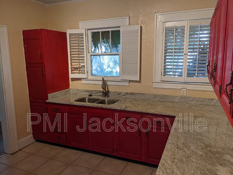 1211 Hollywood Ave — Photo 15
