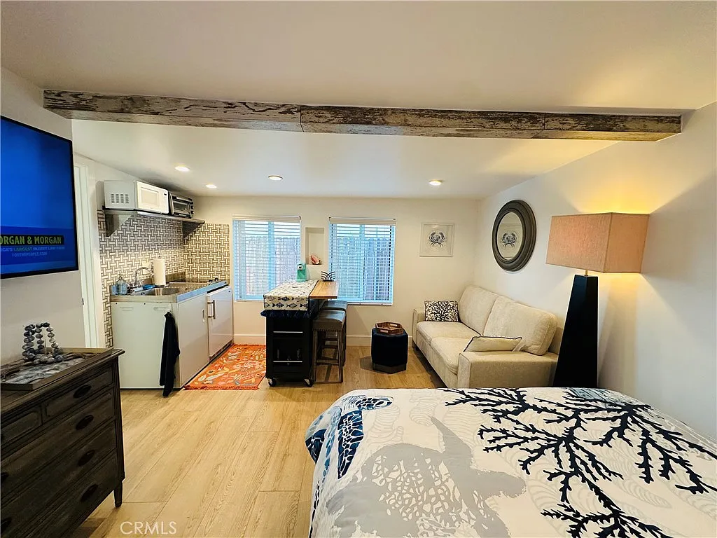 Studio, 400 sqft, $2,600 — Photo 1