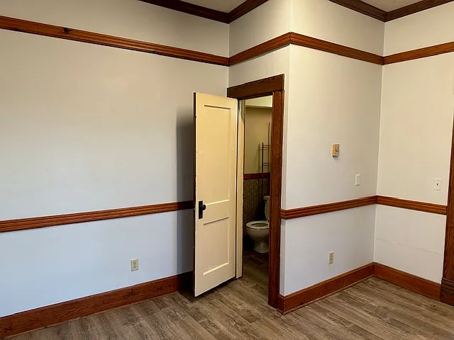 room for king size bed in this master bedroom
