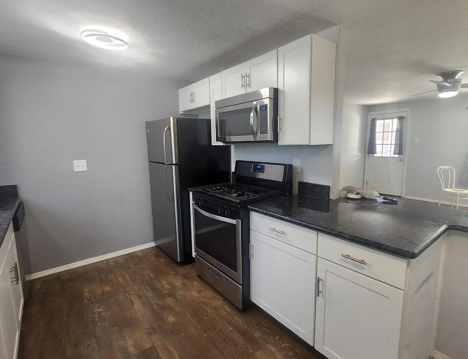 3 bed, 2.0 bath, 1014 sqft, $1,900 — Photo 2