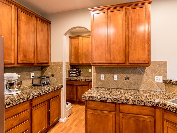 5th image of 606 NE 143rd St