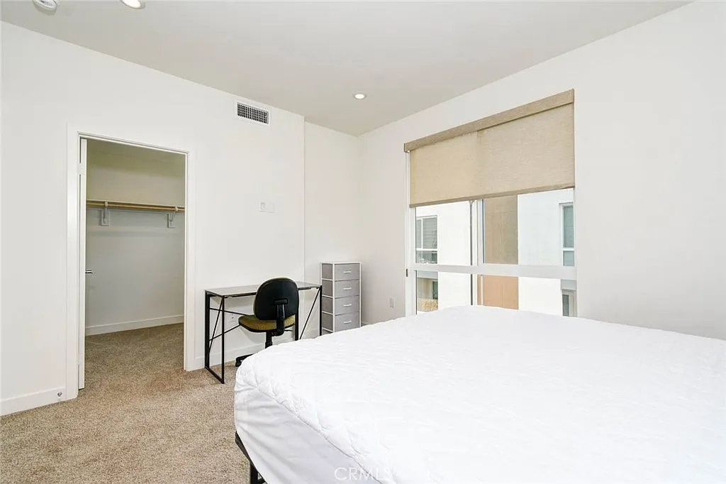 1 bed, 1.5 bath, 300 sqft, $1,600 — Photo 2