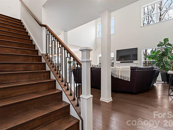 3rd image of 9786 Verdun Ct
