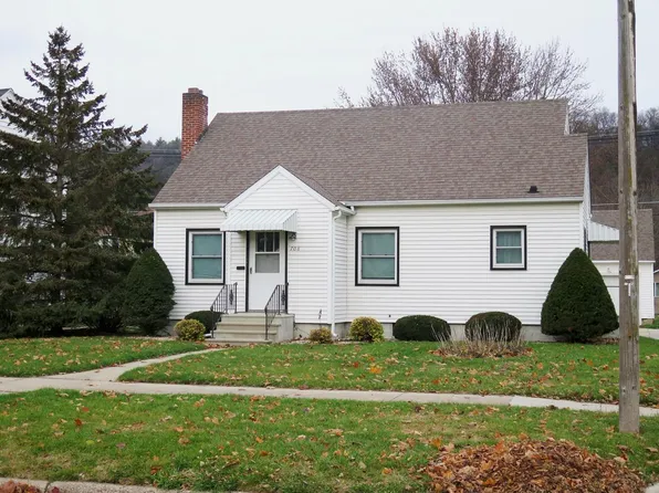 708 Center Ave, Decorah, IA 52101