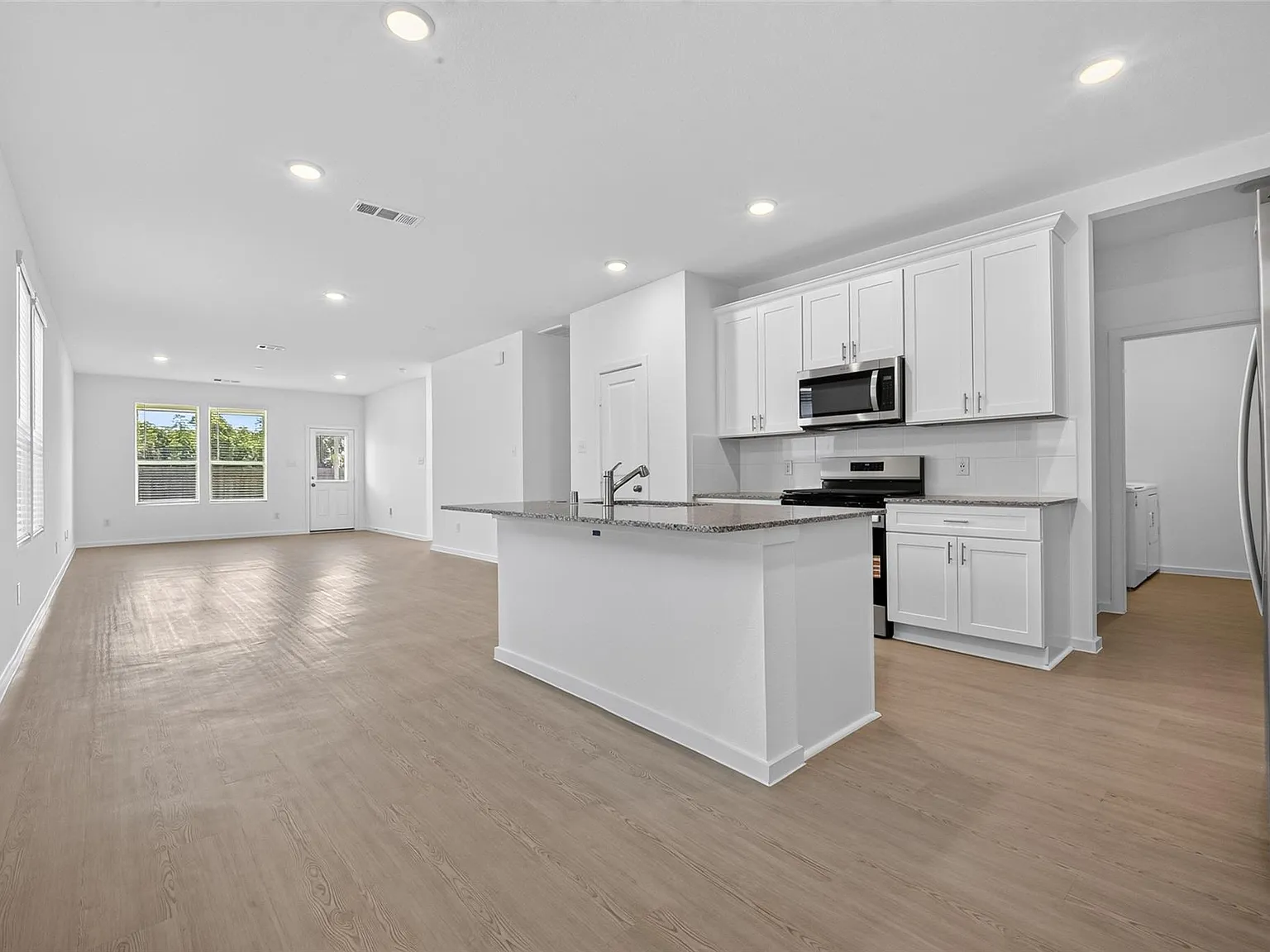 4 bed, 2.5 bath, 2536 sqft, $2,500 — Photo 4