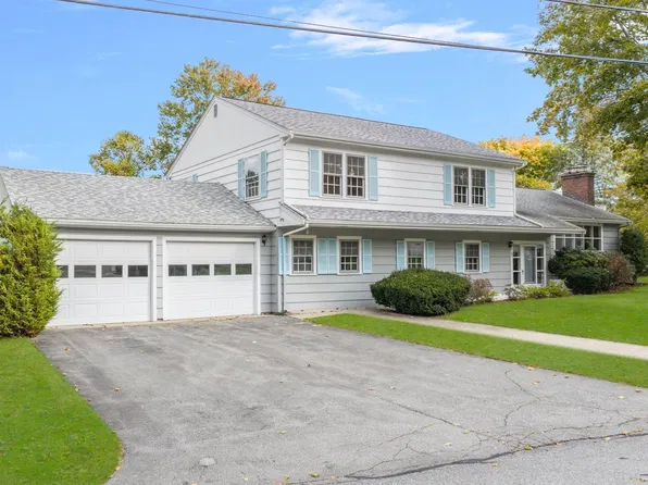 167 W Hawthorn St, Dartmouth, MA 02747