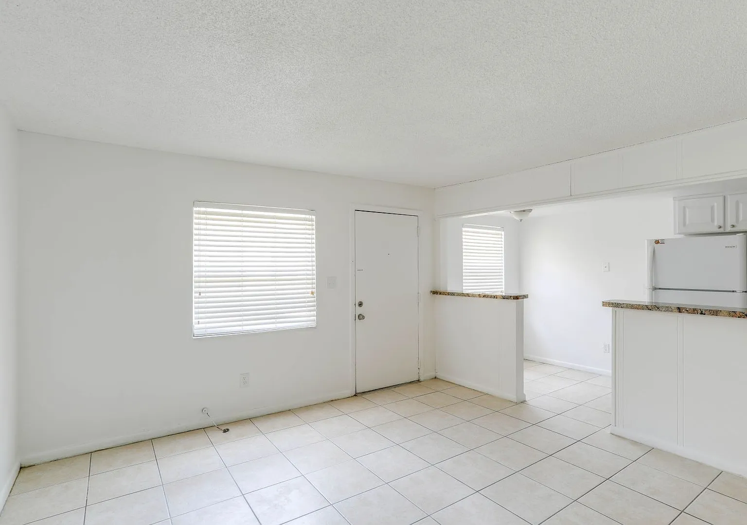 Aztec Apartments — Photo 3