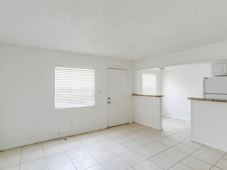 Aztec Apartments — Photo 3