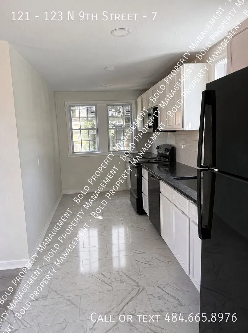 3 Bedroom 2 Bath Newly Remodeled and New Appliances including Washer and Dryer — Photo 2