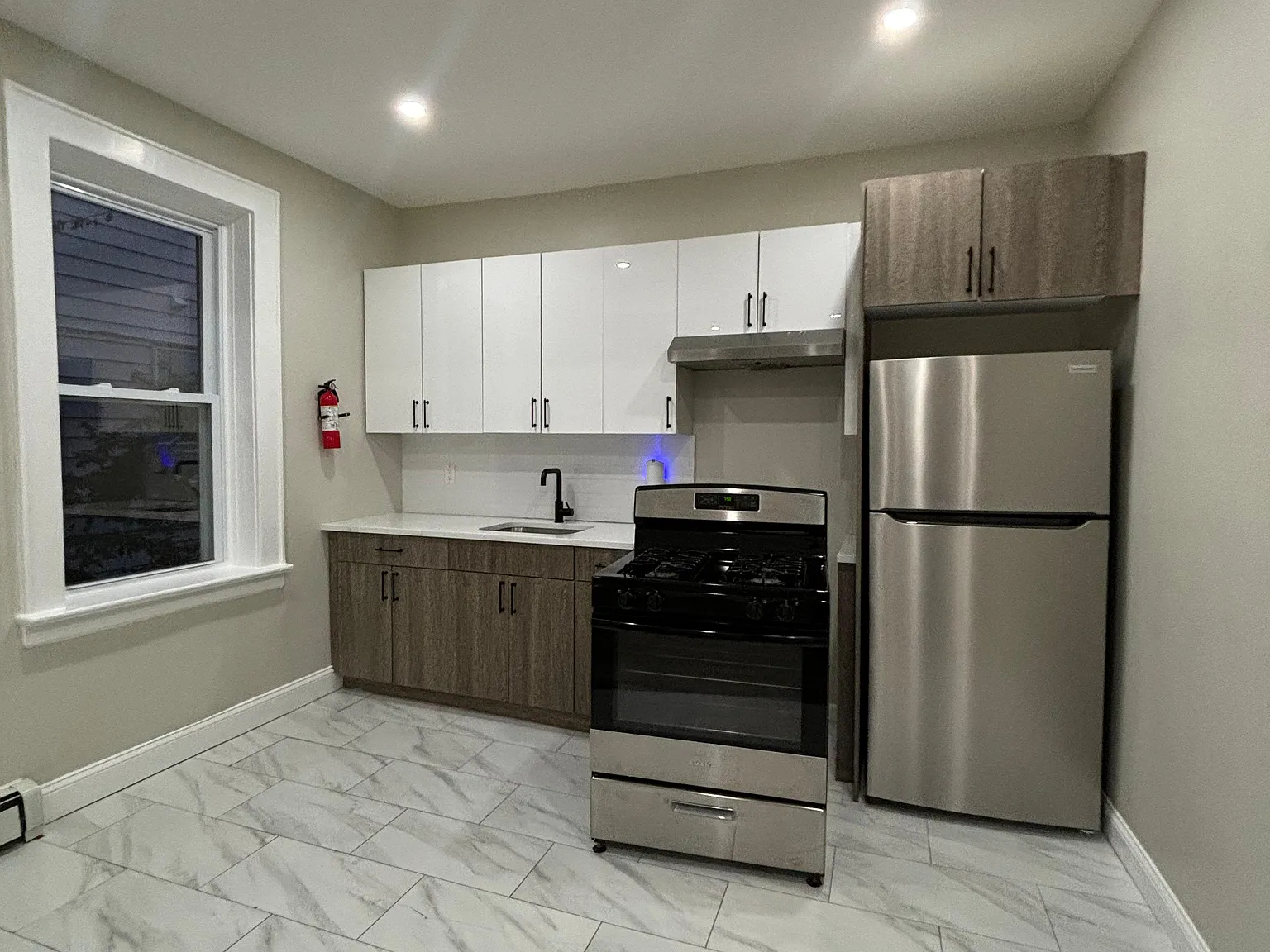 2 bed, 800 sqft, $2,050 — Photo 1