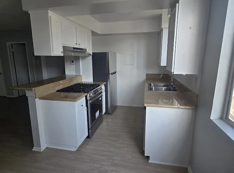 Harvard Apartments — Photo 60