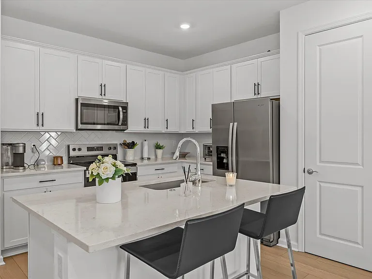 276 SW Sally Way — Photo 10