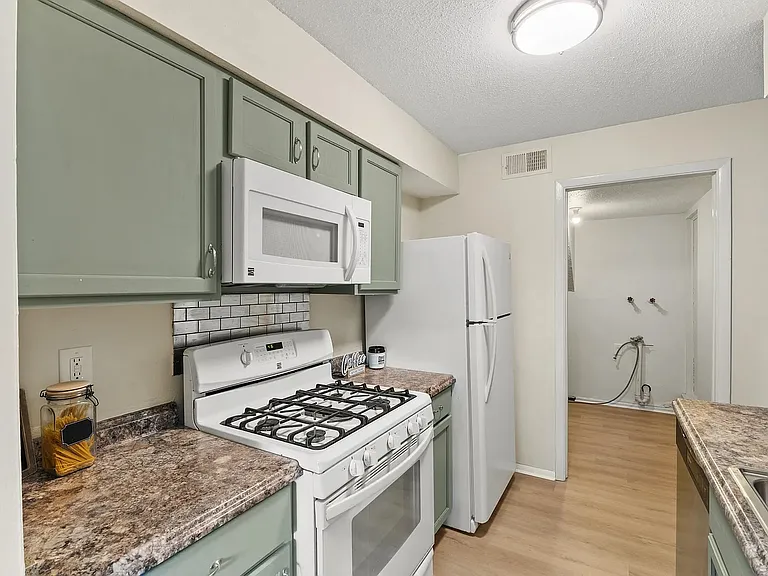 968 Greenwood Trl W — Photo 12