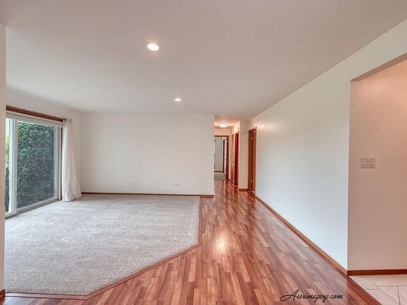 3rd image of 401 N Thornwood Dr #401