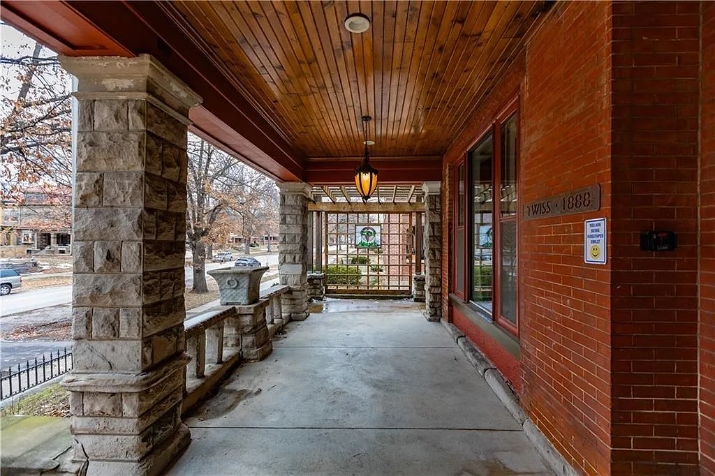 4 bed, 5575 sqft, $5,500 — Photo 3