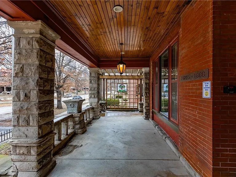 425 Gladstone Blvd — Photo 3