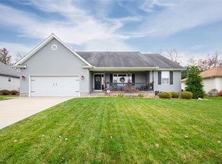 29 Cherokee Ln, Columbiana, OH