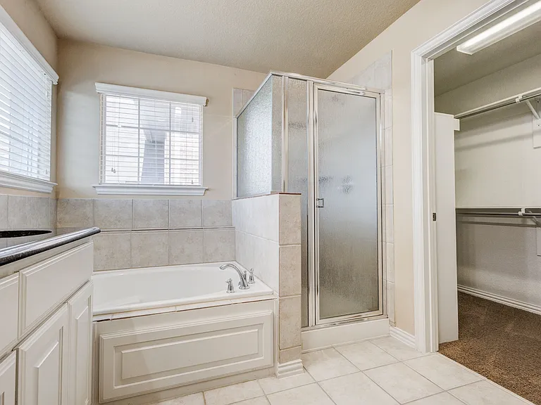 1020 Paradise Cv — Photo 37