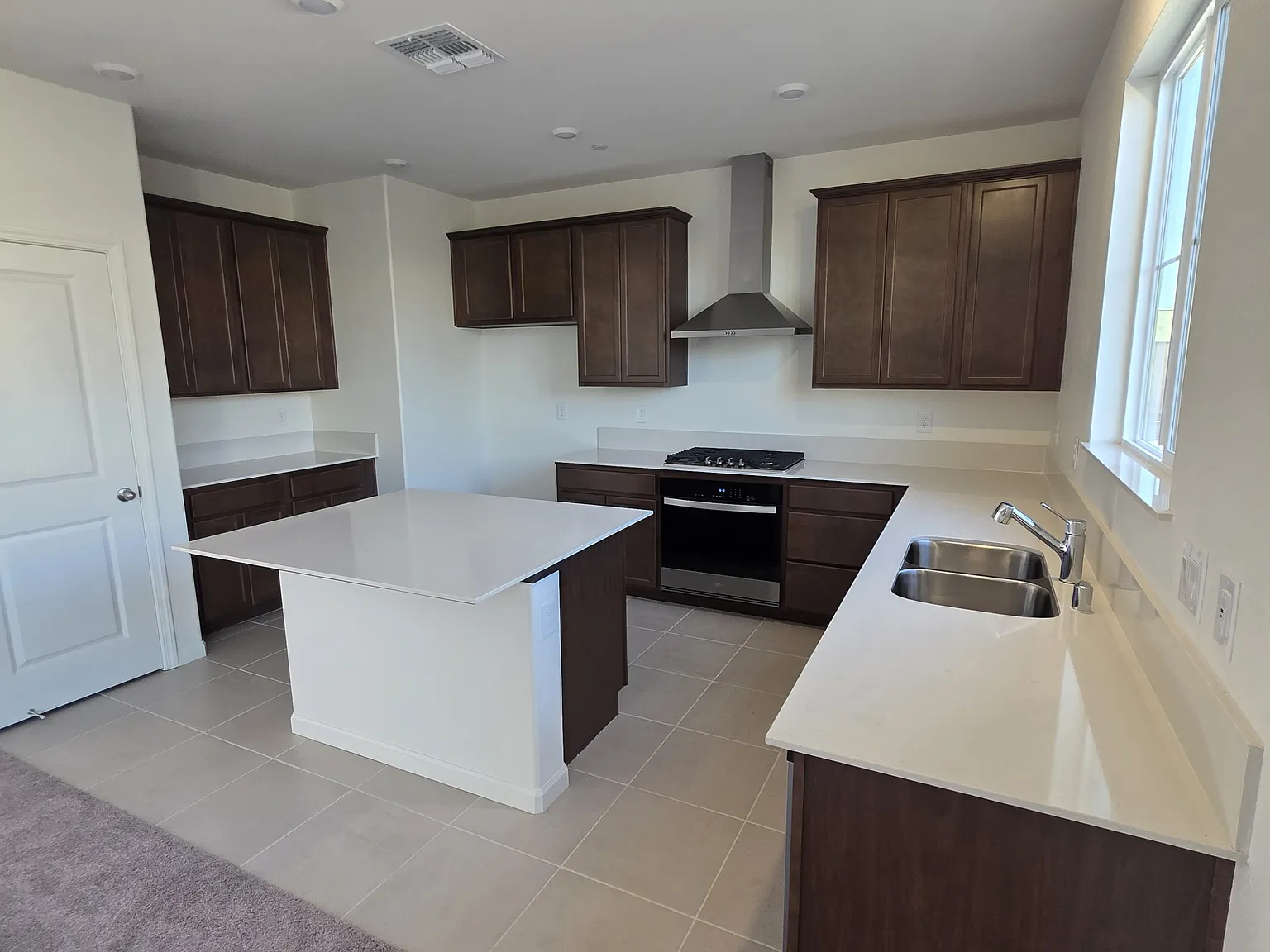 5 bed, 2558 sqft, $3,500 — Photo 4