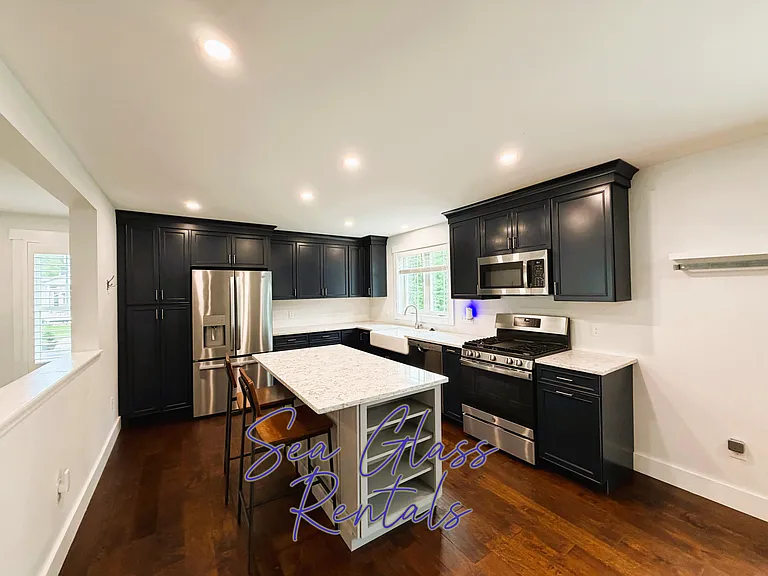 Beacon Dr — Photo 1