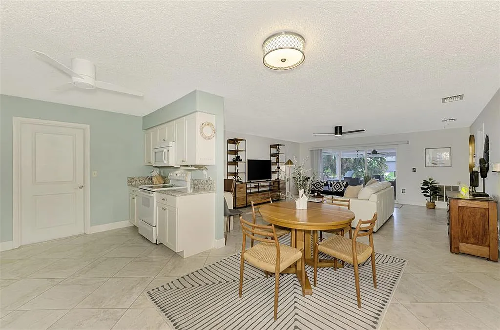 2 bed, 2.0 bath, 1206 sqft, $5,800 — Photo 3
