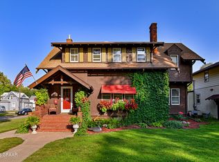 1003 Reeves Dr, Grand Forks, ND 58201