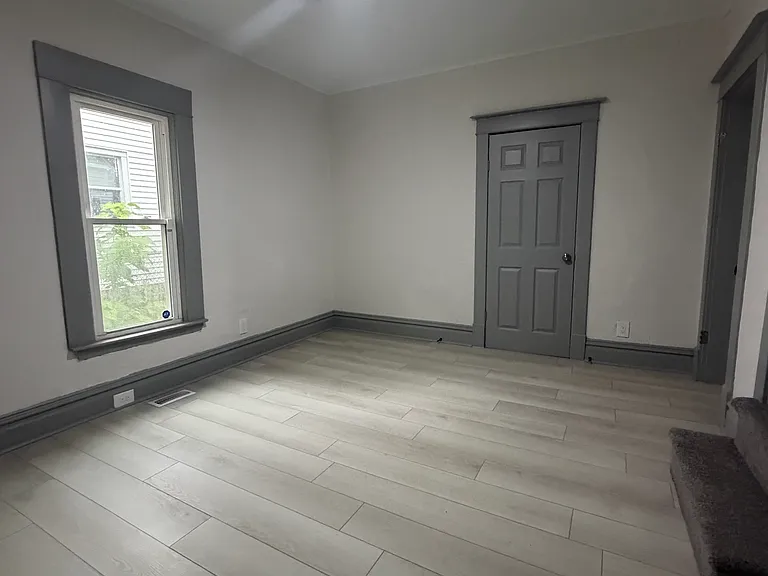952 Logan St SE — Photo 2