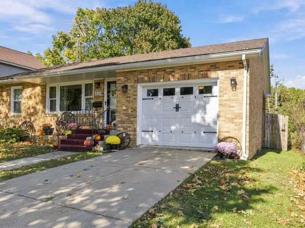 423 E Front Ave, Stockton, IL 61085
