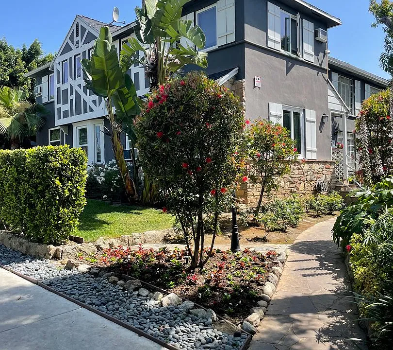 1250-1258 N Orange Grove Ave