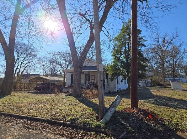 607 W 3rd St, Tuscumbia, AL 35674